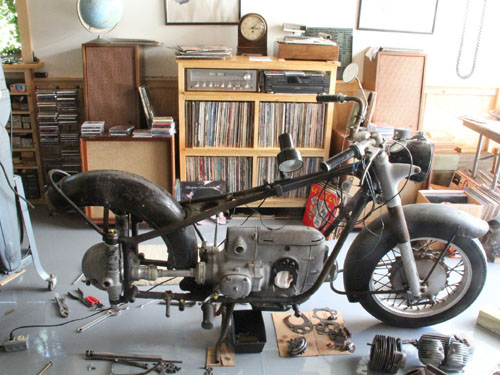 The Zundapp KS601 partially disassembled.